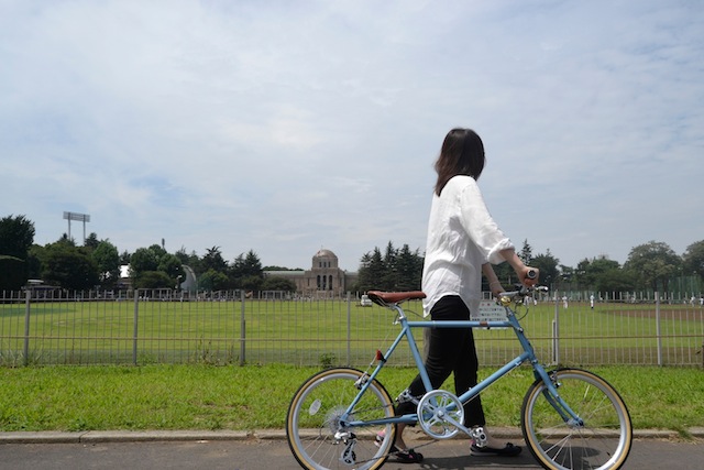 神宮外苑サイクリングコースの途中でちょっと休憩。「そういえばこの場所から絵画館をちゃんと見るのは初めて」