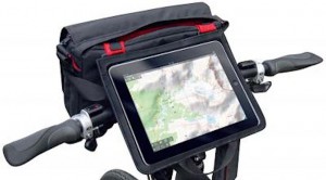 投稿についてもっと詳しく ふだんはフロントバッグ、しかもタブレットをステム上にマウントできるRIXEN & KAULの「パッドバッグ」