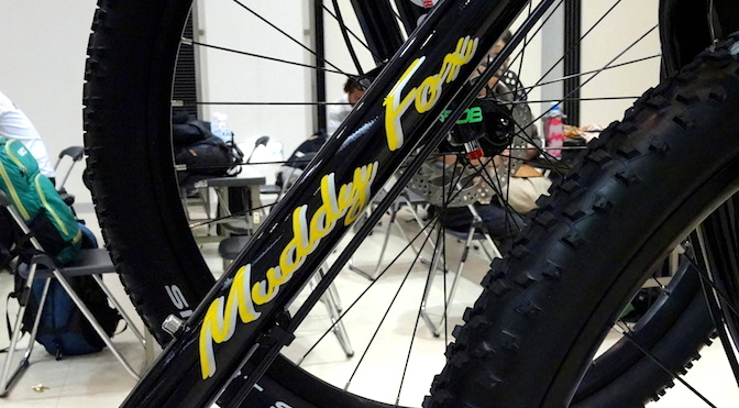 Read more about the article ARAYA 2015年モデル：テーパーコラムのフォークに対応した650BのクロモリMTB「MuddyFox MFB」