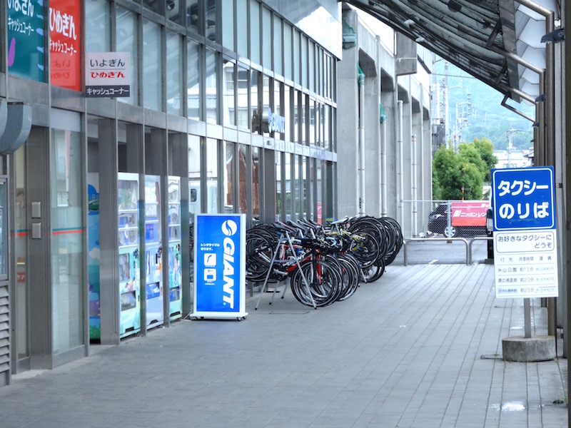 今治駅の東口を出ればすぐに、ジャイアントストアの看板が見える