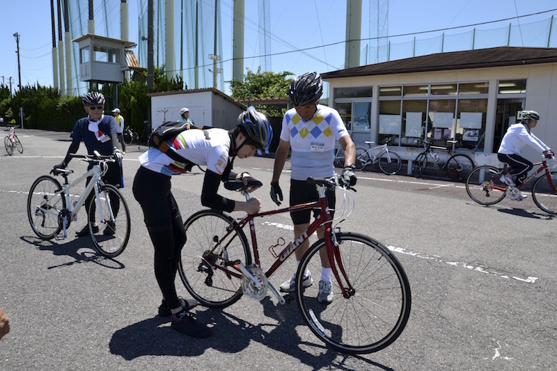 サドルの高さを再チェック中