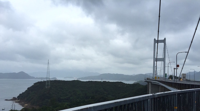 Read more about the article 雨のしまなみ、来島海峡大橋を渡る