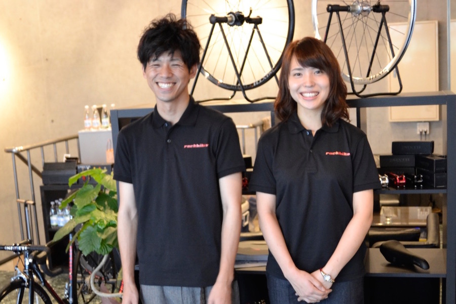 K&M CYCLE 南船場店（ROCKBIKES コンセプトストア）の立具幸紘店長（左）と、スタッフの伊藤さん（右）