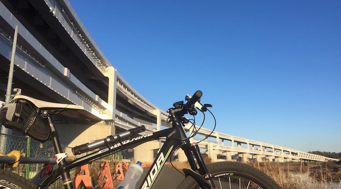 Read more about the article 鶴見川沿いに現れた巨大構造物