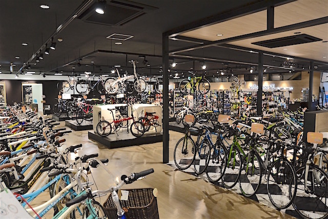 エスカレーターで2Fに上がるとそこはスポーツサイクル専門店「velo sportif」