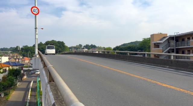 Read more about the article 二輪車にとっては心もとなく感じる防護柵