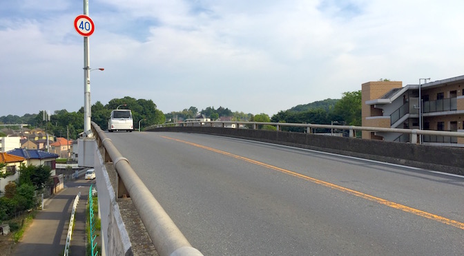 Read more about the article 二輪車にとっては心もとなく感じる防護柵