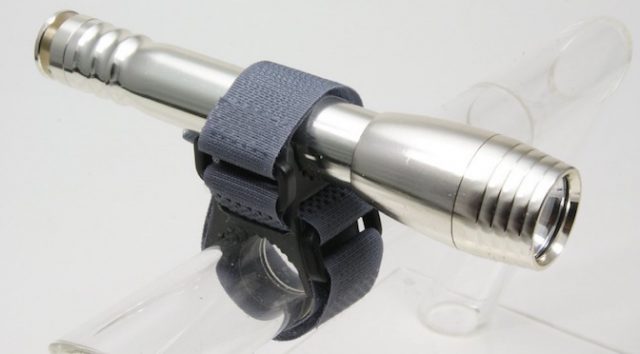 Read more about the article 自転車用ではないライトをハンドルに装着できる「Bikeguy バイクライトホルダー」