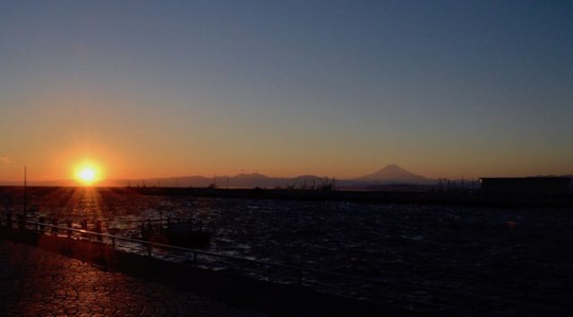 Read more about the article 冬の江ノ島に陽が沈む