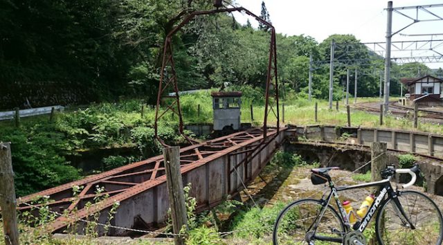Read more about the article 山寺駅に残る古い転車台