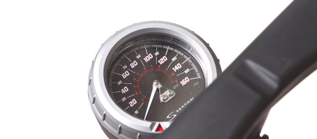 Read more about the article 1ストロークあたりの空気量がアップしたフロアポンプ「SERFAS FP-200SE ロングストローク」