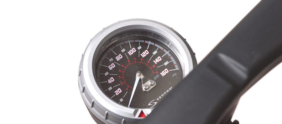 Read more about the article 1ストロークあたりの空気量がアップしたフロアポンプ「SERFAS FP-200SE ロングストローク」
