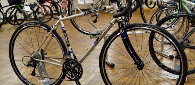 Read more about the article JAMIS 2018年モデル：フロントトリプル搭載のクロモリロード「QUEST COMP」