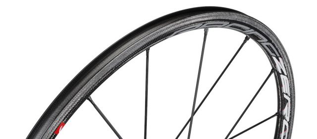 Read more about the article ウェットコンディションでも制動力が落ちない「AC3」を採用した「FULCRUM RACING ZERO CARBON」