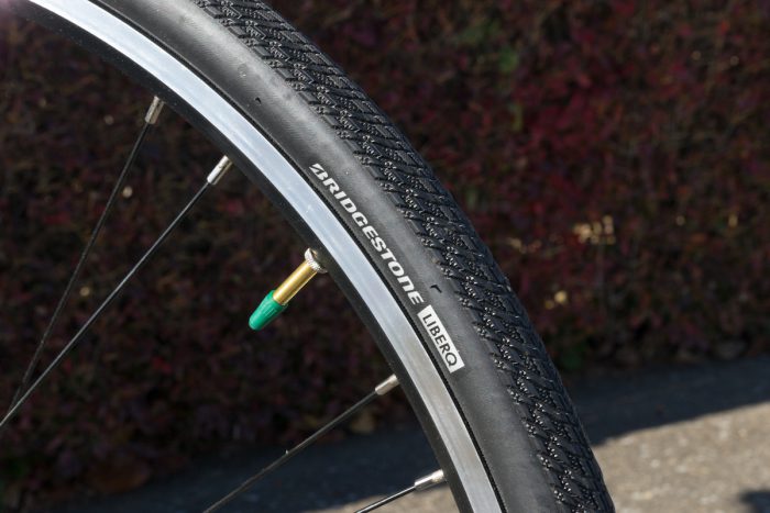 クロスバイクのタイヤ、丈夫さを取るか軽さを取るか – CyclingEX