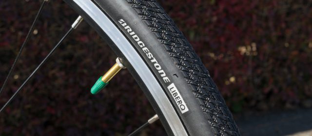 Read more about the article クロスバイクのタイヤ、丈夫さを取るか軽さを取るか