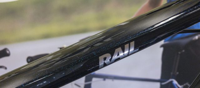 Read more about the article KhodaaBloom 2020年モデル：軽さを追求したプレミアムなクロスバイク「RAIL LIMITED」