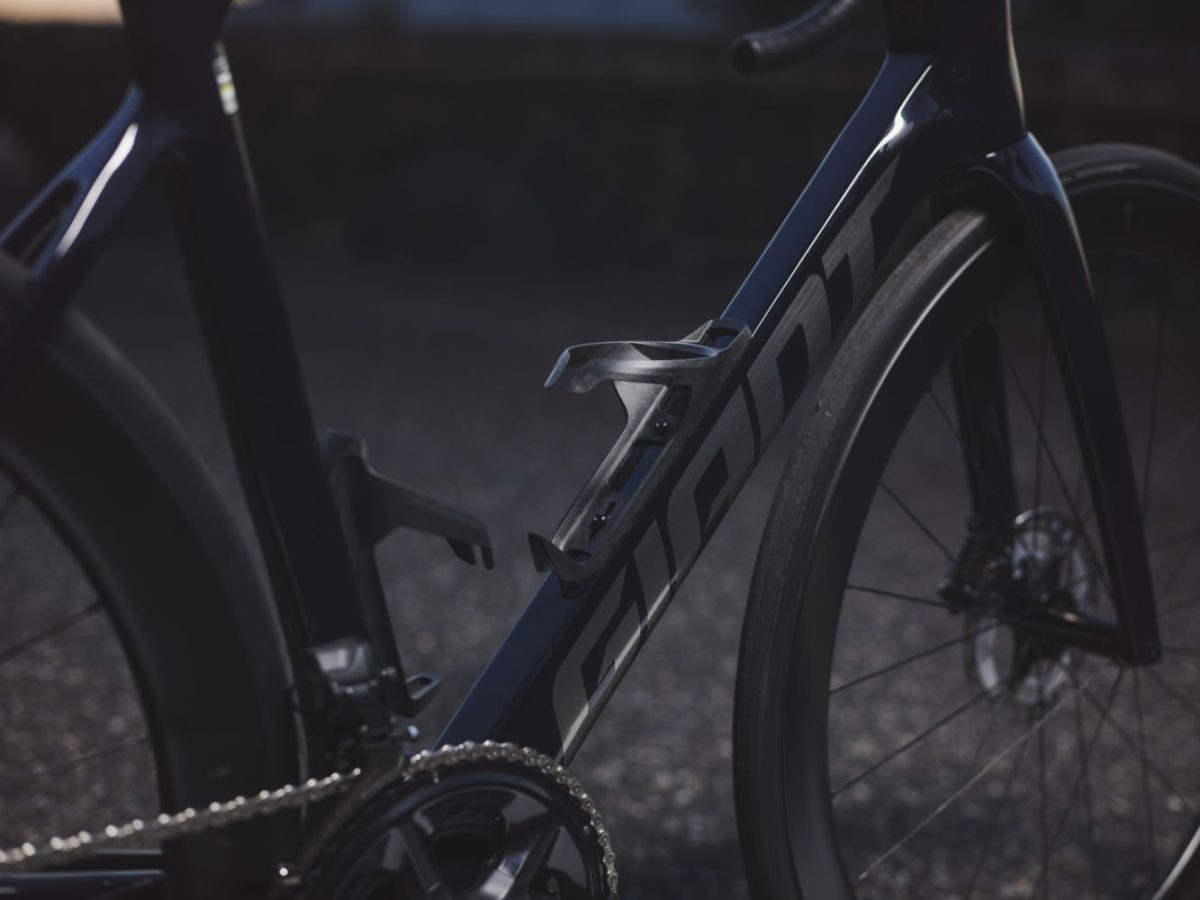 GIANTの新型PROPELには専用設計のボトルケージが付属する – CyclingEX CLASSIC