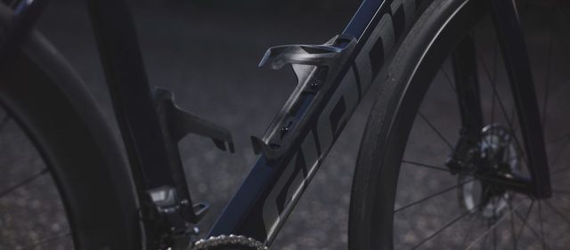投稿についてもっと詳しく GIANTの新型PROPELには専用設計のボトルケージが付属する