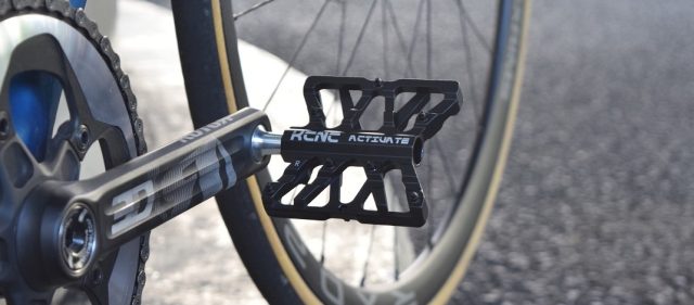 Read more about the article KCNCからオンロード向けに設計された軽量フラットペダルが登場
