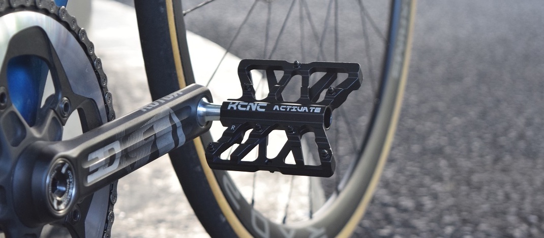 Read more about the article KCNCからオンロード向けに設計された軽量フラットペダルが登場