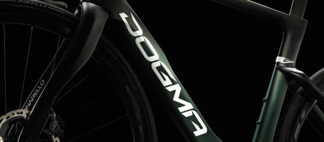 Read more about the article PINARELLOのフラッグシップ「DOGMA F」の2023年カラー発表、いちばん凄みを感じるのは……