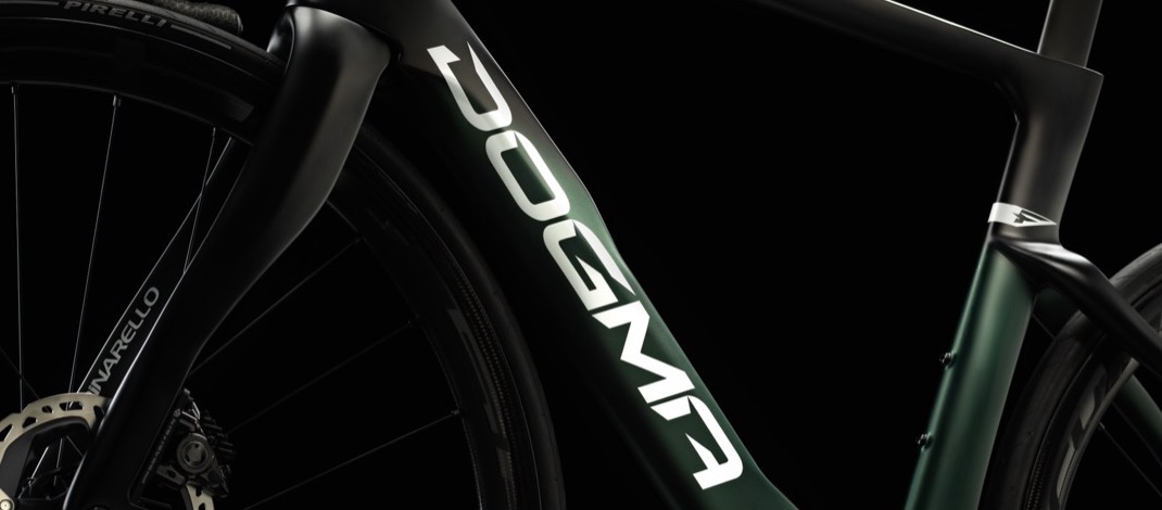 Read more about the article PINARELLOのフラッグシップ「DOGMA F」の2023年カラー発表、いちばん凄みを感じるのは……