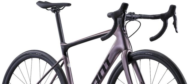 Read more about the article GIANT 2023年モデル：105 Di2搭載のエンデュランス系完成車「DEFY ADVANCED 1」