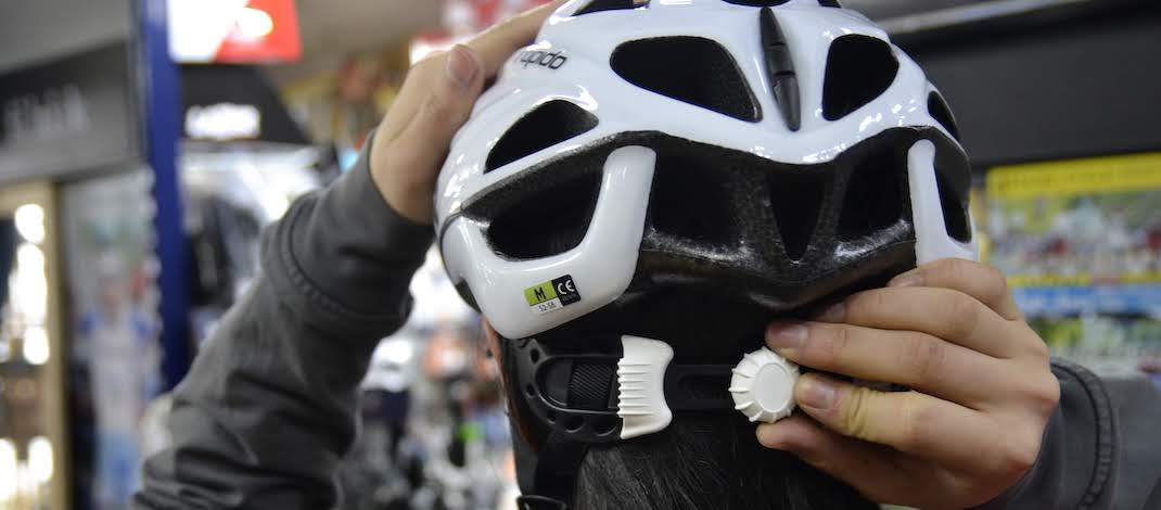 Read more about the article いよいよ自転車ヘルメット全年齢努力義務化だが「自転車は左側通行＆夜はライト点灯」もお願いします