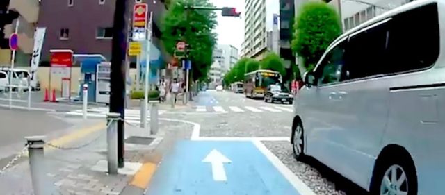 Read more about the article 自転車専用通行帯がある道路でクルマが左折する時のふるまい