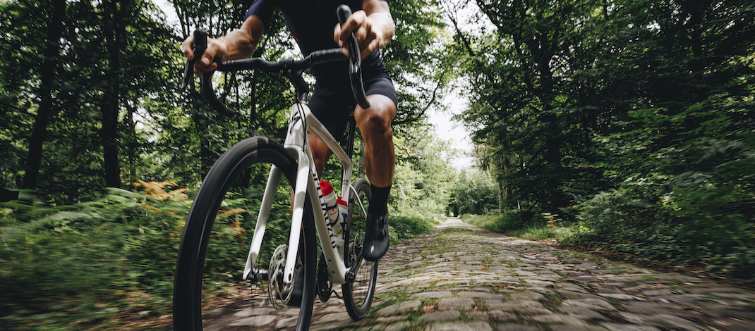 Read more about the article SPECIALIZEDがFuture Shock 3.0を搭載した「ROUBAIX SL8」を発表